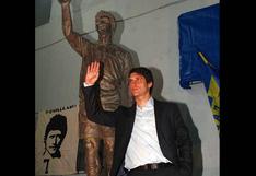 Hinchas de Boca Juniors levantan estatua en homenaje a Barros Schelotto