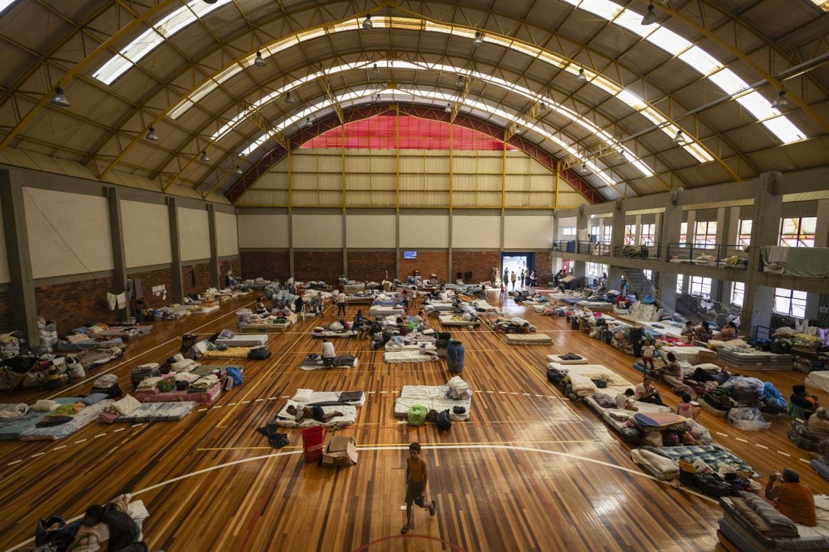 People affected by the floods take shelter this Tuesday in a shelter, on the CETE sports field, in the Menino Deus neighborhood, in Porto Alegre (Brazil).  (Photo: EFE)