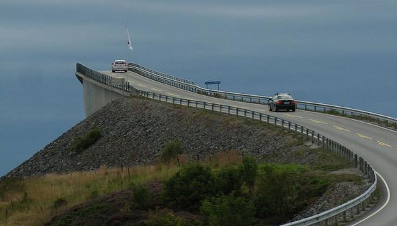 Noruega se convierte en ejemplo de cómo los impuestos impulsan las compras de autos eléctricos (Atlantic Road, la carretera imposible de Noruega).