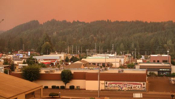 Un cielo anaranjado lleno de humo se ve sobre Estacada, Oregon, el pasado 9 de septiembre de 2020, mientras los incendios arden cerca. - Cientos de hogares, incluidas comunidades enteras, fueron arrasados por incendios forestales en el oeste de los Estados Unidos. (Foto de Deborah BLOOM / AFP)
