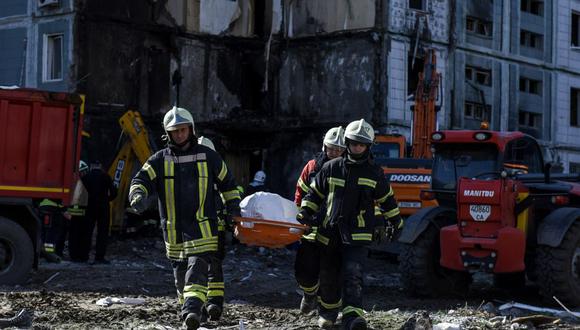 Los rescatistas llevan un cuerpo recuperado en el sitio de un edificio residencial dañado después de un ataque con misiles, en Uman, región de Cherkasy, Ucrania central, el 28 de abril de 2023 (Foto: EFE/EPA/OLEG PETRASYUK)