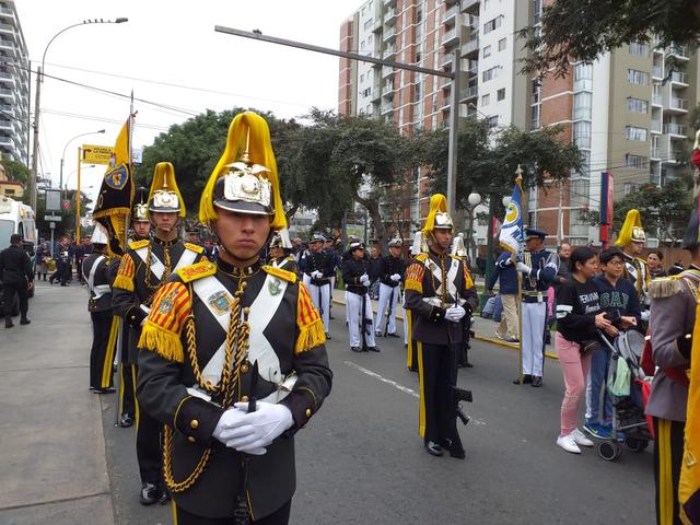 Delegaciones del extranjero y bomberos son los más buscados por los asistentes para tomarse fotos. (Juan Guillermo Lara)
