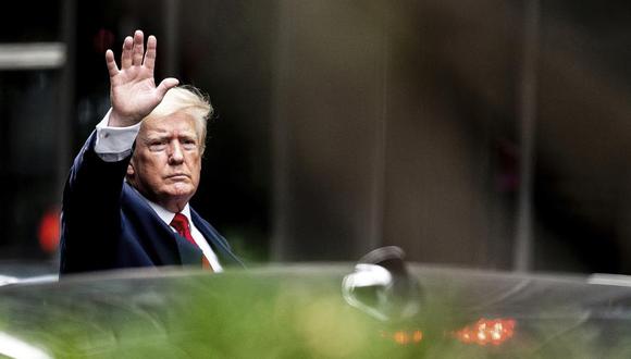 El expresidente Donald Trump hace un gesto al salir de la Torre Trump, el miércoles 10 de agosto de 2022, en Nueva York, de camino a la oficina del fiscal general Letitia James. (Foto AP/Julia Nikhinson).