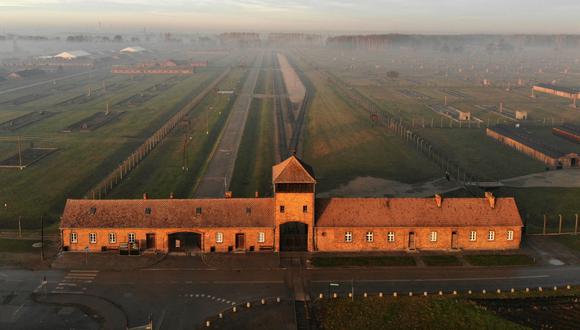 Una vusta aérea tomada que muestra la entrada del ferrocarril al antiguo campo de exterminio nazi alemán Auschwitz II - Birkenau con su torre de guardias de las SS. El sitio se ha convertido en un museo conmemorativo. (AFP / Pablo GONZALEZ).