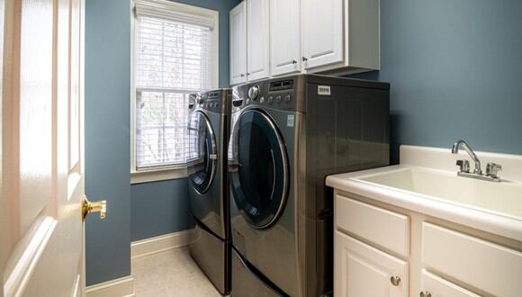 En la foto se puede apreciar una lavadora y una secadora en la cocina de un departamento. | Imagen referencial: Pexels