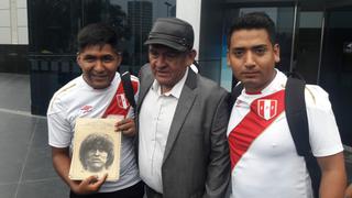 Hugo Sotil y el joven que hace 20 años heredó de su padre un libro con fotos inéditas que el Cholo nunca vio