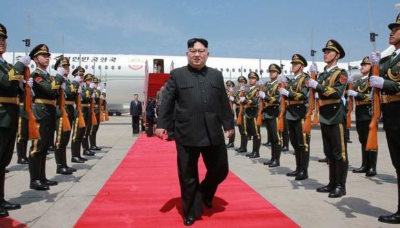 El líder de Corea del Norte, Kim Jong-un, fue recibido por la guardia de honor en su llegada al aeropuerto de Dalian, en el noreste de China, a una hora en avión de Beijing. (Foto: KCNA)