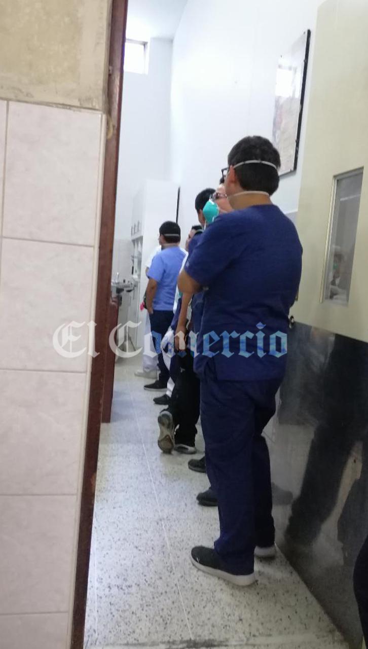 Fila de doctores para recibir almuerzo en el hospital María Auxiliadora. Médicos residentes denuncian que hasta antes de la pandemia, no eran considerados en la relación de beneficiarios para estas comidas. (Foto: El Comercio)