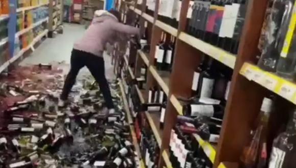 Evelin Roldán fue grabada mientras rompía las botellas de vino del supermercado donde trabajaba. Luego llegó la policía y la detuvo. (Foto: Twitter)