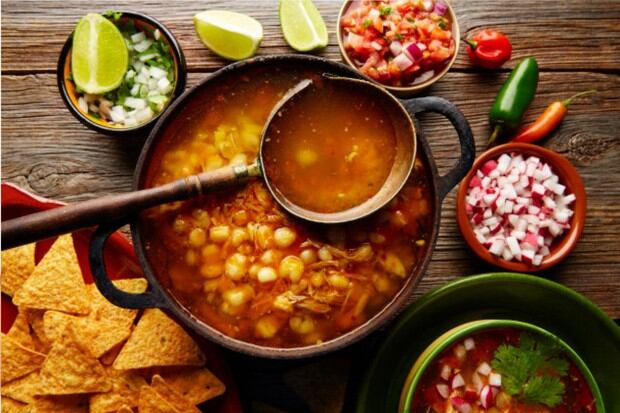 Preparar pozole rojo, un platillo tradicional de México, es sencillo (Foto: Freepik)