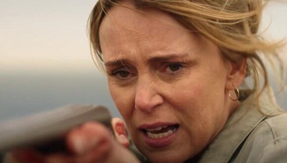 Keeley Hawes protagoniza “Fuego cruzado” como Jo Cross, una expolicía que deberá salvar a su familia y el resto de huéspedes (Foto: BBC y RTVE)