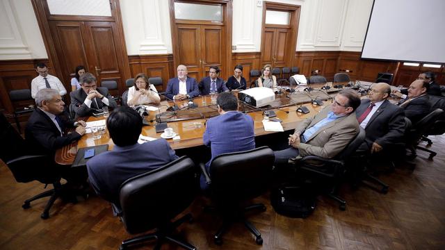 El presidente del Consejo de Ministros, César Villanueva, conversó por varias horas con la bancada oficialista de Peruanos por el Kambio. (Difusión)
