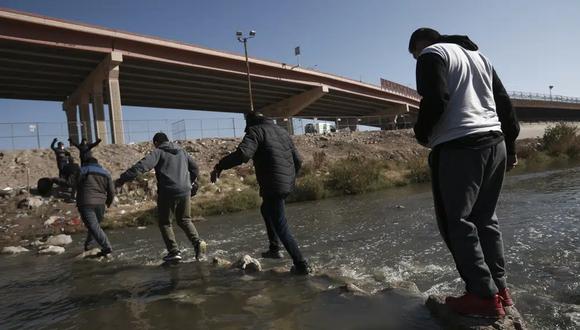 Migrantes cruzan el río Bravo (Grande) hacia la frontera entre México y Estados Unidos en Ciudad Juárez, México.