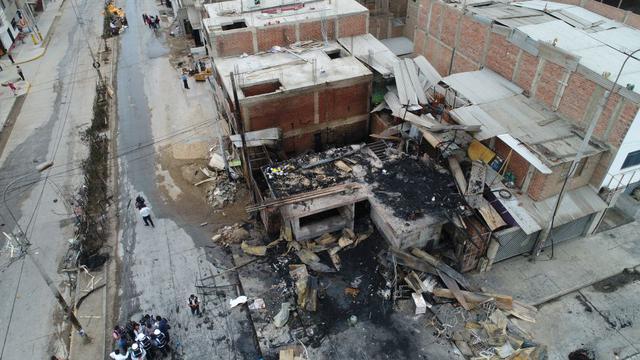 Incendio por fuga de gas dejó al menos 100 personas y 20 viviendas afectadas en Villa El Salvador.  (Carlos Hidalgo / El Comercio)