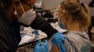 EE.UU. reabre centros de vacunación masiva contra el coronavirus ante el alarmante avance de ómicron