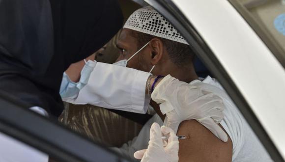 Un trabajador médico administra una dosis de la vacuna AstraZeneca COVID-19 en el primer centro de vacunación de autoservicio en la capital saudita, Riad. (Foto: Fayez Nureldine / AFP).