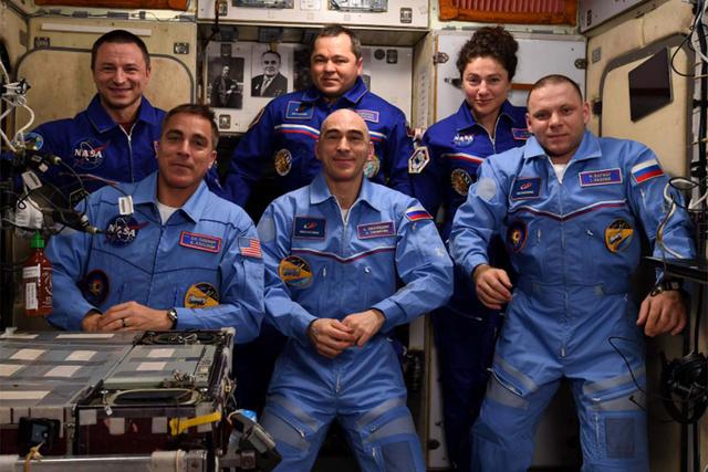Jessica Meir al lado de sus compañeros de tripulación en la Estación Espacial Internacional. | Foto: Jessica Meir