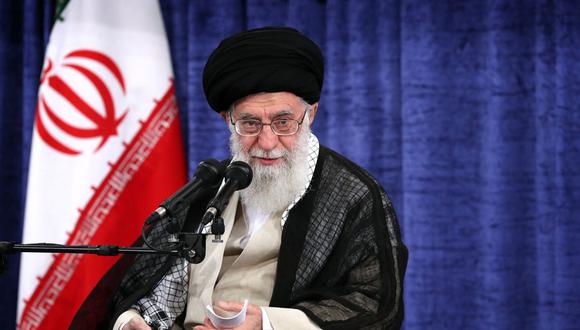 El ayatola Ali Jamenei habla durante una reunión con funcionarios gubernamentales en Teherán, Irán, el miércoles 23 de mayo de 2018. (Office of the Iranian Supreme Leader/AP/Archivo).