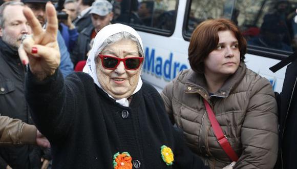 Quitan orden de arresto contra líder de Madres de Plaza de Mayo