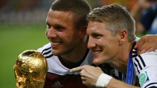 Podolski se tomó 'selfies' con la Copa del Mundo