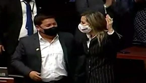 Guido Bellido y María del Carmen Alva se saludaron luego que se rechazara la moción de censura contra la presidenta del Congreso. (Congreso TV)