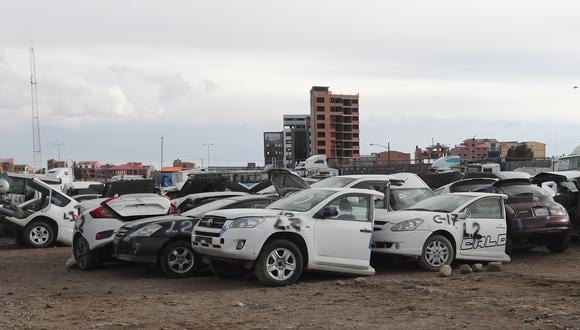 Fotografía de archivo fechada el 24 de mayo de 2021 que muestra vehículos incautados por la Aduana Nacional de Bolivia (ANB), en El Alto (Bolivia).  (Foto: EFE/ Martin Alipaz)