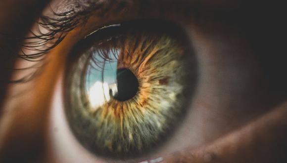 La persona sufre una enfermedad degenerativa que afecta sus  ojos.  (Pixabay)