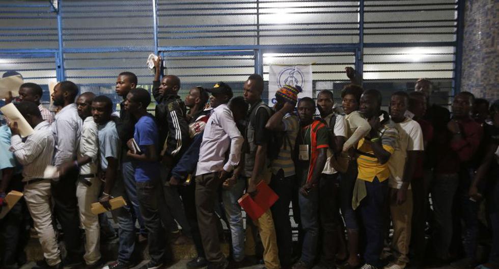 Ciudadanos aguardan para votar en Haití. (Foto: EFE)