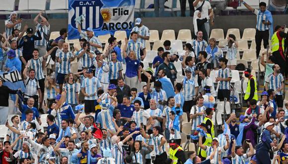 La reacción de los hinchas argentinos tras la eliminación de Brasil del Mundial Qatar 2022. (Foto: AFP)