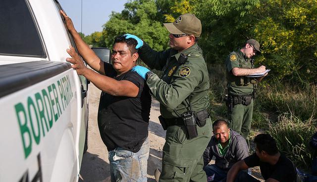 Border patrol agents apprehend immigrants who illegally crossed the border from Mexico into the U.S. in the Rio Grande Valley sector, near McAllen, Texas, U.S., April 2, 2018. Picture taken April 2, 2018.  REUTERS/Loren Elliott