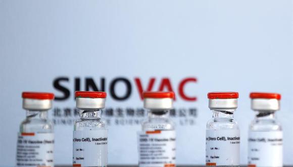 La variante brasileña del coronavirus, originaria del estado de Amazonas (P.1), puede escapar de los anticuerpos que genera la vacuna del laboratorio chino de Sinovac, conocida como Coronavac, según un estudio preliminar. (EFE/EPA/RUNGROJ YONGRIT).