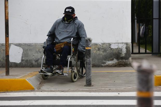Inaudito: instalan rampas para sillas de ruedas con obstáculos al