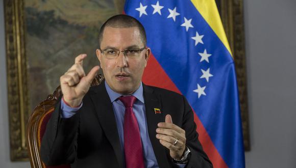 El canciller venezolano, Jorge Arreaza, habla durante una entrevista con AFP en Caracas, el 7 de abril de 2021. (Foto: Pedro Rances Mattey / AFP).