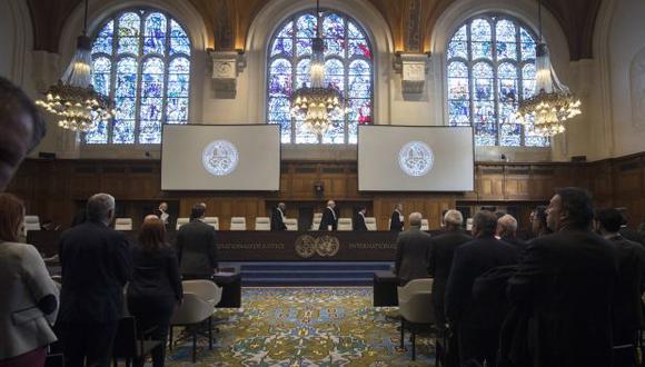 Las delegaciones de EEUU e Irán se levantan cuando los jueces ingresan a la Corte Internacional de Justicia o Corte Mundial, en La Haya. (Foto referencial: AP)