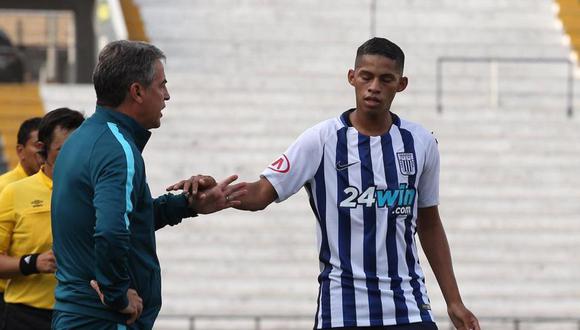 El joven futbolista continuará su carrera en el cuadro blanquiazul, pese a que no fue presentado en la Noche Blanquiazul. (Foto. GEC)