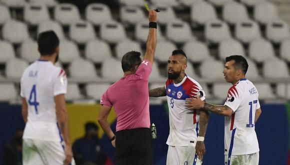 Lostau amonesta a Vidal en el Brasil-Chile de los cuartos de final de la última Copa América. Luego del partido, el 'King' disparó a través de los micrófonos. | FOTO: AFP