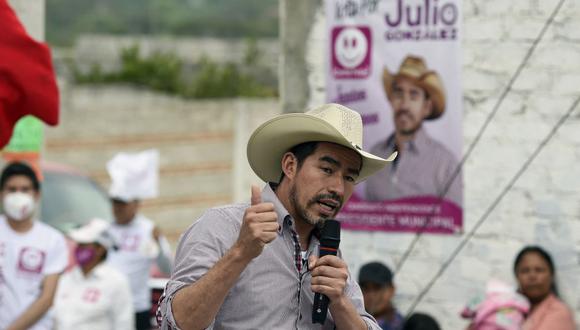 El candidato Julio González pronuncia un discurso durante un mitin de campaña en Dolores Hidalgo, estado de Guanajuato, México. (Foto de ALFREDO ESTRELLA / AFP).