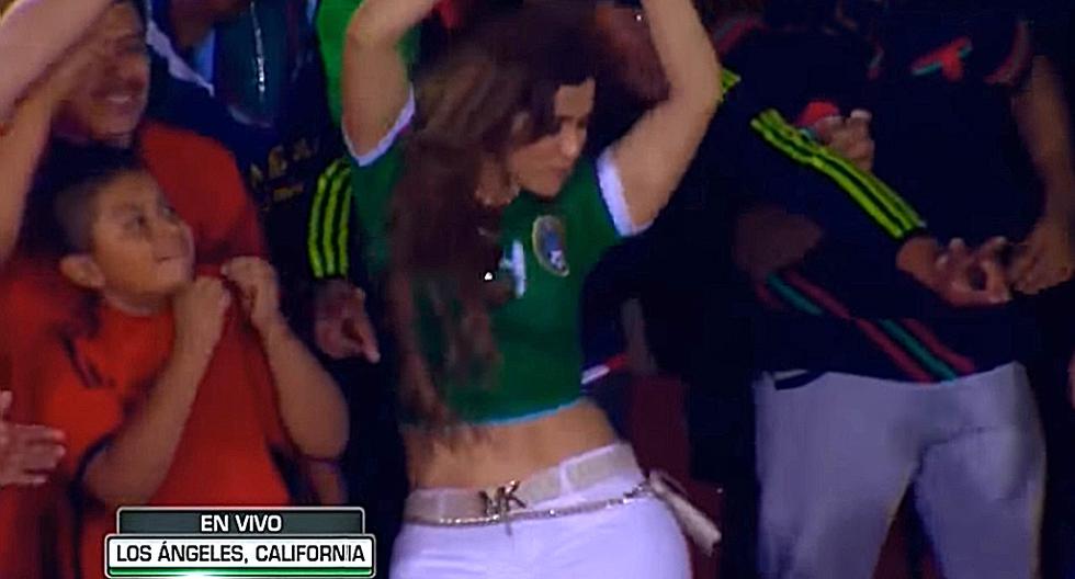 Sexy hincha de México alienta sacudiendo las caderas . (Foto: Captura de YouTube)