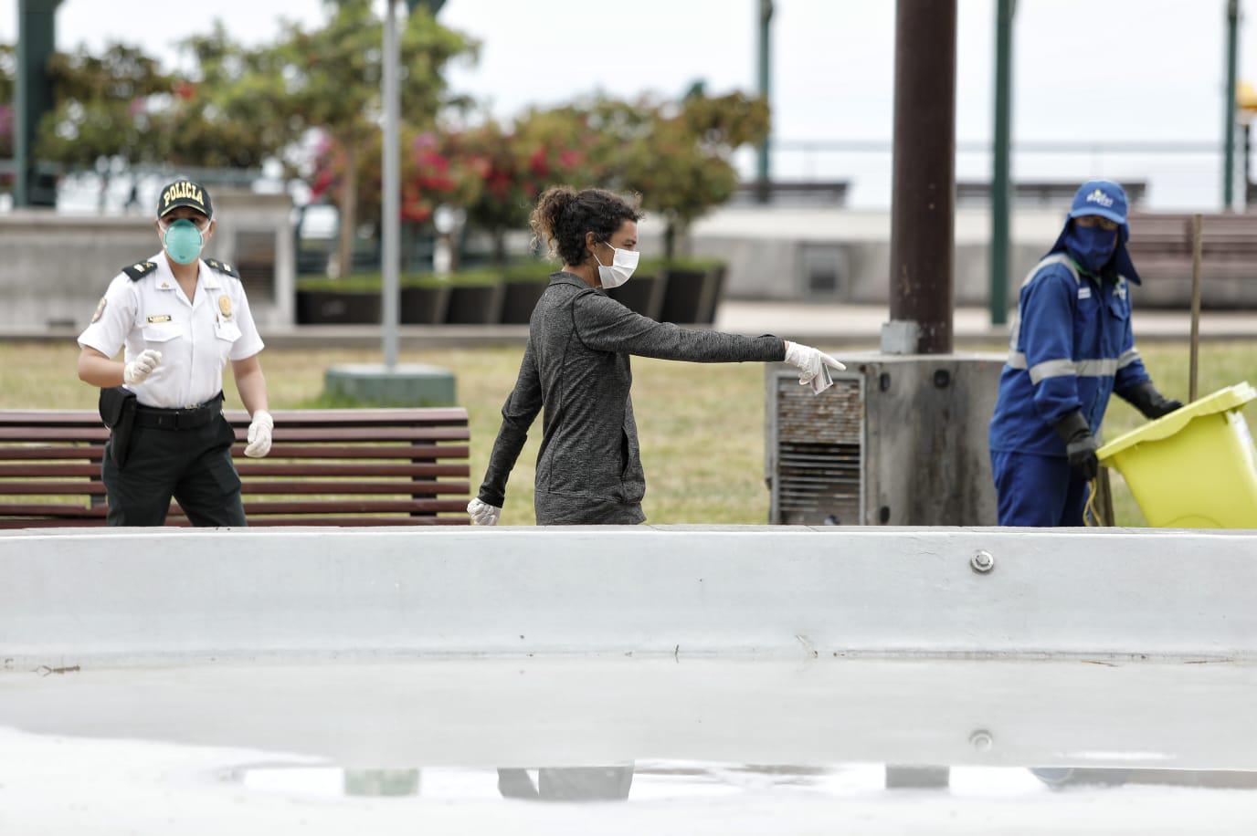 La mañana de miércoles, la ciudadana canadiense fue ubicada en el Parque Salazar. Ahí, agentes de la policía le dieron comida y gel para que desinfectara sus manos. (Foto: Miguel Yovera / GEC).