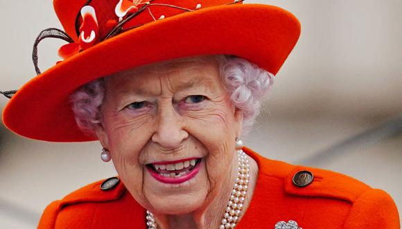 La reina Isabel II de Gran Bretaña participa en una ceremonia para los Juegos de la Commonwealth de Birmingham 2022, desde la explanada del Palacio de Buckingham en Londres el 7 de octubre de 2021. (Victoria Jones / PISCINA / AFP).