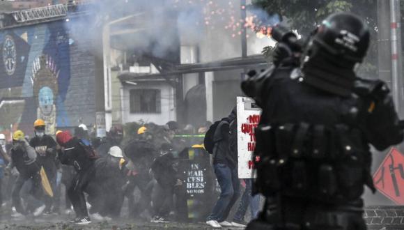 Un policía antidisturbios choca con manifestantes en una nueva protesta contra el gobierno del presidente colombiano Iván Duque en Medellín, Colombia. (Foto: JOAQUIN SARMIENTO / AFP).
