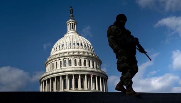 Un miembro de la Guardia Nacional patrulla el Capitolio de los Estados Unidos el 4 de marzo de 2021. (Foto de Brendan Smialowski / AFP).