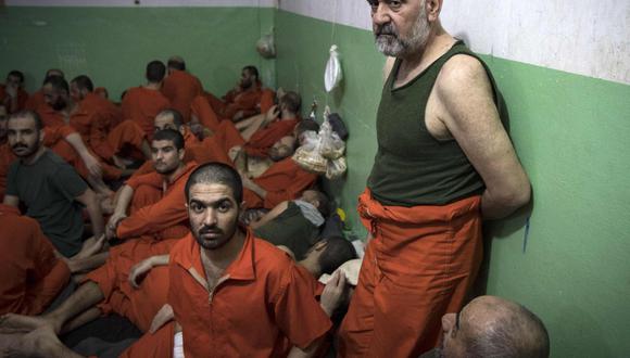 Esta fotografía tomada en octubre del 2019 muestra a presuntos miembros del Estado Islámico presos en la cárcel de Ghwayran, la misma contra la que el grupo terrorista dirigió un ataque este jueves. (Foto: Fadel Senna / AFP)