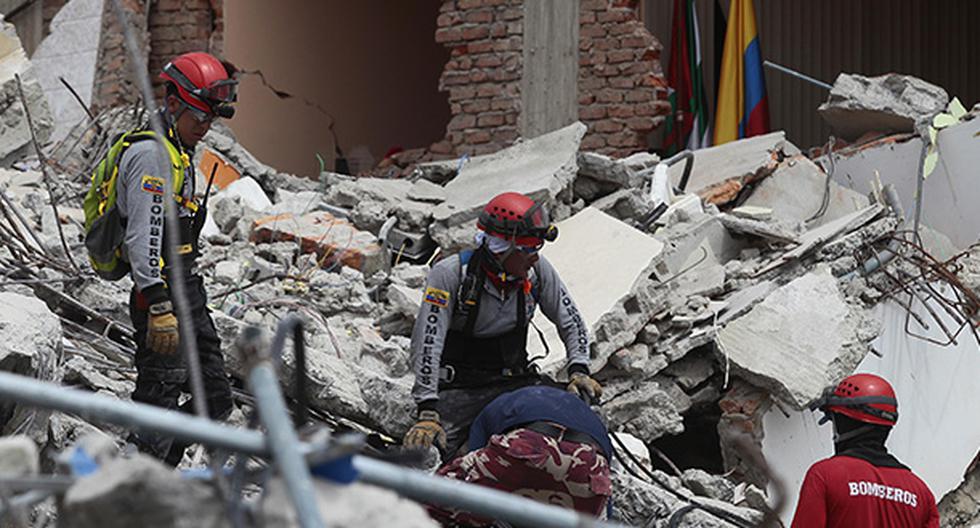 Un total de 54 personas han sido rescatadas vivas tras terremoto, dijo Rafael Correa. (Foto: EFE)