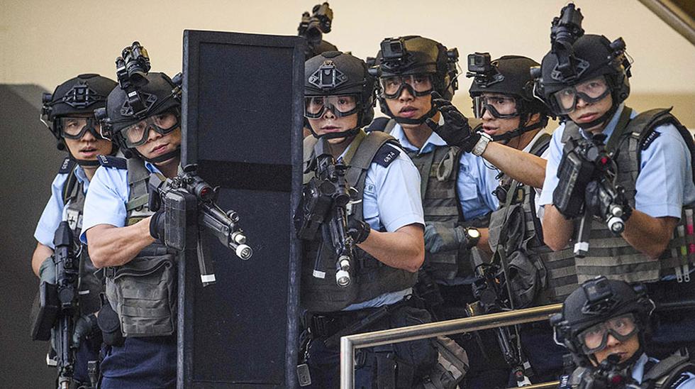 La polic&iacute;a participa en un ejercicio de entrenamiento de contra terroristas en Hong Kong. (Foto: AFP)