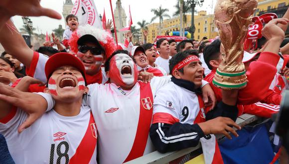 La Municipalidad de Lima instaló una pantalla gigante en la Plaza de Armas para que los hinchas vean el Perú vs. Dinamarca. (Lino Chipana / El Comercio)