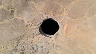 Qué encontraron los exploradores tras descender por primera vez al “pozo del infierno” de Yemen