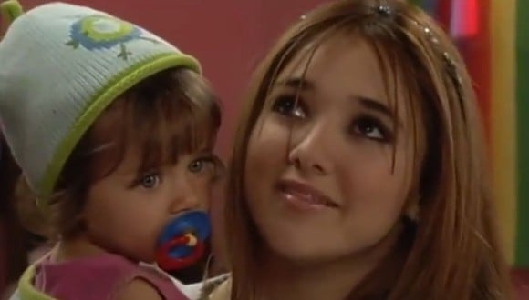 Azúl Guaita tenía dos años cuando interpretó a Juanita, la hija de Gaby en Clase 406 (Foto: Televisa)