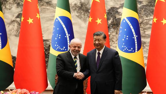 El presidente chino, Xi Jinping (derecha), y el presidente de Brasil, Luiz Inacio Lula da Silva, se dan la mano después de una ceremonia de firma en el Gran Salón del Pueblo en Beijing el 14 de abril de 2023. (Foto de Ken Ishii / POOL / AFP)