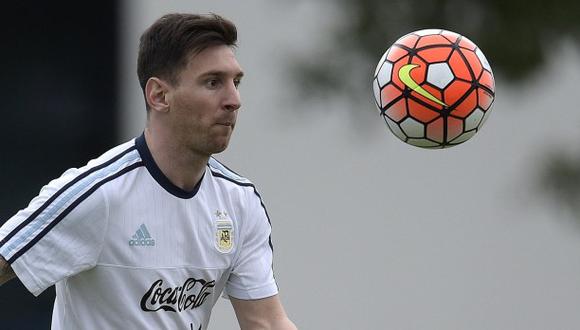 Messi provoca airada reacción en Egipto al donar sus chimpunes